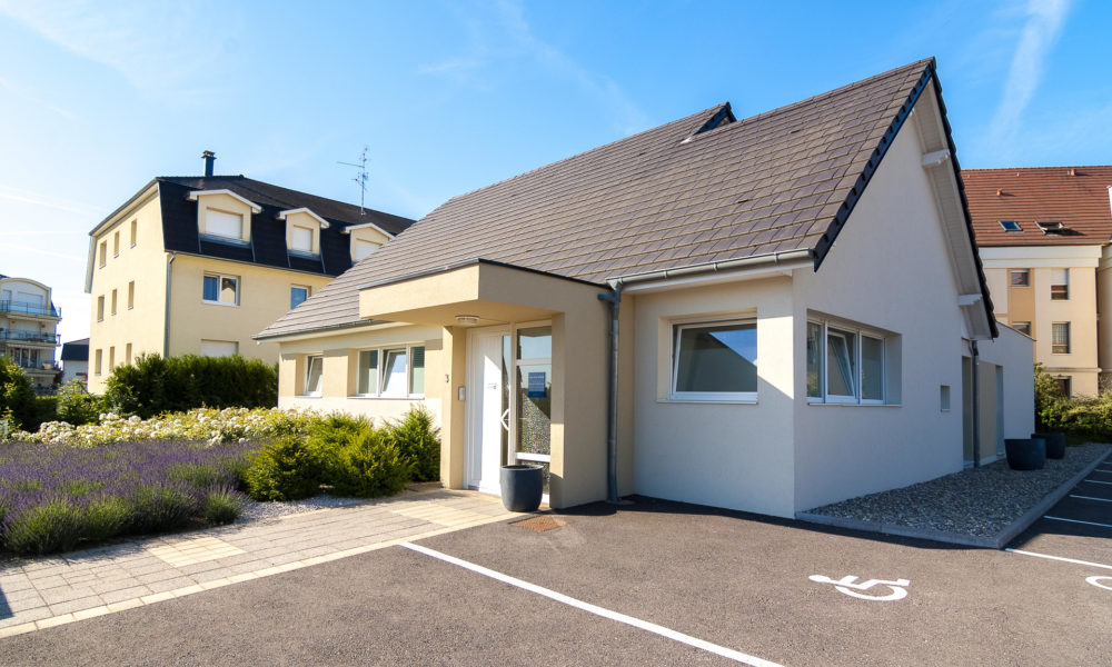 Salle d'attente rouge du cabinet orthodontique Mireille Naegelen Kingerhseim